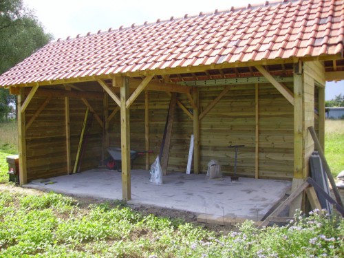 De nokpannen zijn geplaatst en de vloer bijna gelegd