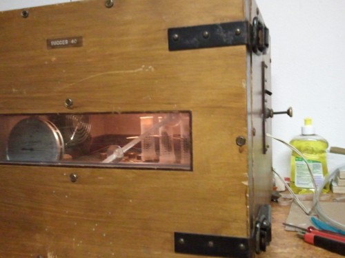 Aan de zijkant is de knop/wieltje te zien waar mee de ether thermostaat warmer of kouder gezet kan worden