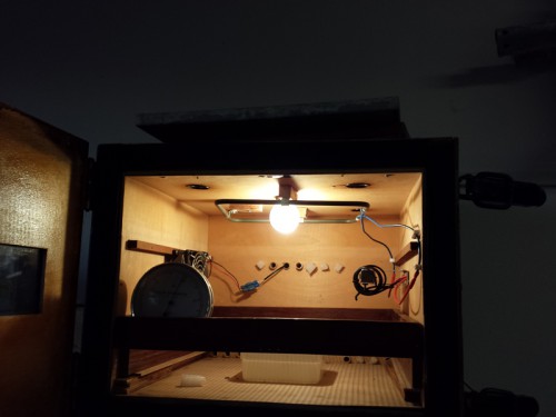 Hier met het controle lampje aan. Ik heb alle lucht pijpjes op 2 na dicht gemaakt omdat er wel erg veel lucht lekkage was.