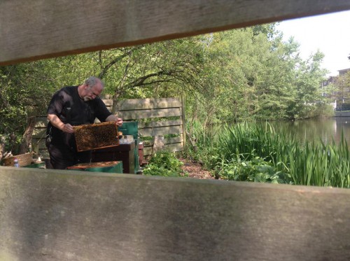 door de kijksleuven in de 'schuilschuting'