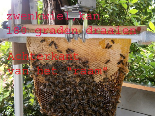 Zwenkwiel kan 180 draaien draaien en in elke gewenste stand worden vastgezet. Hier de achterkant van de lat.