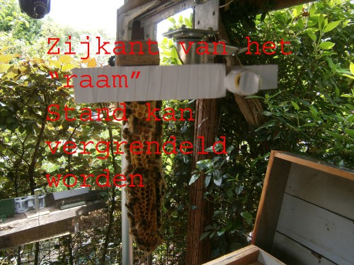 De zijkant van de lat. Onder heb ik een spiegel geplaatst, dit als extra controle op eventuele doppen.
