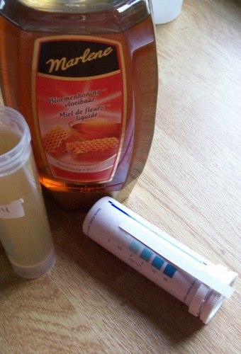 Flacon met teststrip H2O2