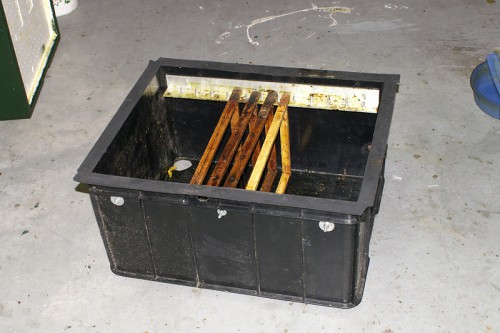 Hier zie je de bak wat beter. Op de randen heb ik van dat brede isolatie spul geplakt zodat het goed afsluit.<br />Als je op het plaatje klikt wordt hij groter dan zie je het beter.