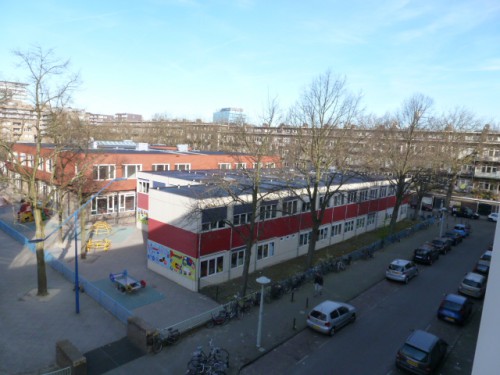 De portacabins met de rode band worden in de zomer afgebroken
