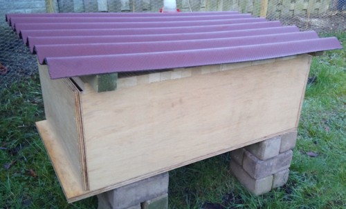 Ik heb onderaan links een ingang van 8 x 460 mm en wil MISSCHIEN bovenaan een opening tijdens de zomer maken ter preventie van extreme temperaturen.