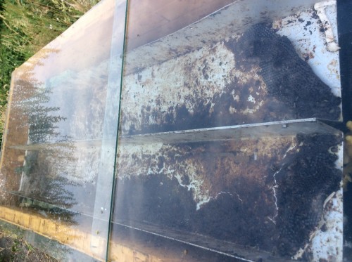 Alu u profielen op een oude deur op schraagjes van 90 cm hoog paar stukjes isolatie met 2 glasplaatjes ziedaar mijn zonne was smelter op het hoogstepunt een kitrandje op het laagste punt een dammetje van oude raat om de stroomsnelheid en de bezinking van de was  te regelen saat bijna waterpas met de huidige temperatuur smorgens vol savonds schoon