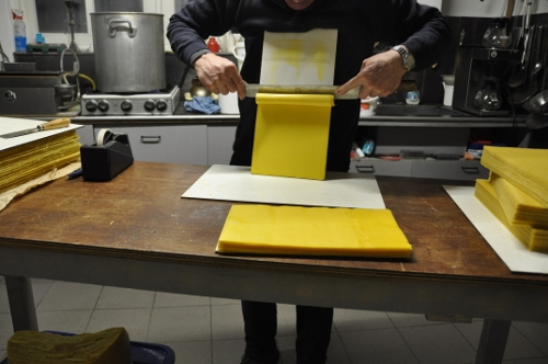 De was haal je met een kaas mes van de plaat telkens 2 platen