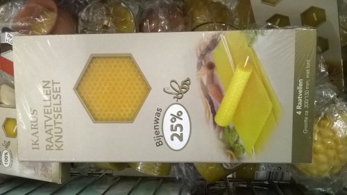 De winkelketen van Aldrik en Dirk verkocht twee jaar geleden dit mooie wasproduct.<br />We mogen hopen dat het niet in het wascircuit belandt want het is vast geen zuivere bijenwas.<br />Immers, kaarsen van pure bijenwas zijn onbetaalbaar en daardoor moeilijk te krijgen.