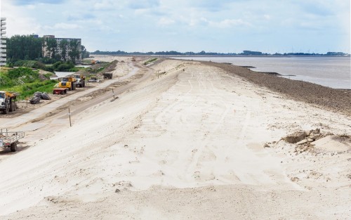 De Deltadijk langs de Eemsdelta<br />tussen Delfzijl en de Eemshaven<br />is men bezig  2 meter hoger<br />te maken.