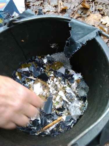 De restanten van het nest van de Grote bosmuis onder de deksel van een bevolkte bijenkast<br />waar het lekker warm was en lekker eten voorhanden was tot het moment dat ze zich<br />verraden heeft door gemorst nestmateriaal bij de kastingang en moest vluchten.