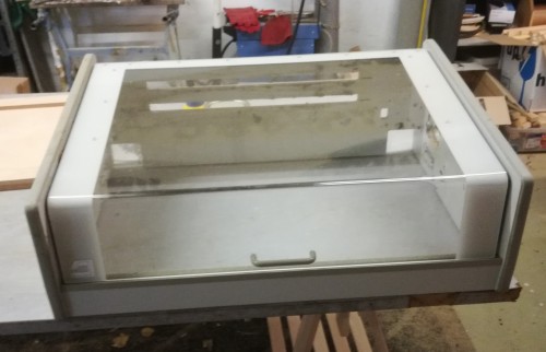 de kast die ik tot wassmelter wil omvormen.<br />Welke verf of een inlaat maken voor stoom?