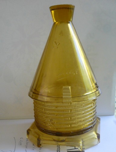 Traditionele Franse korf  van glas als honingpot.JPG