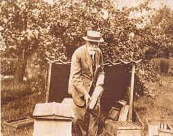 Frederik van Eeden met raampje honing.jpg
